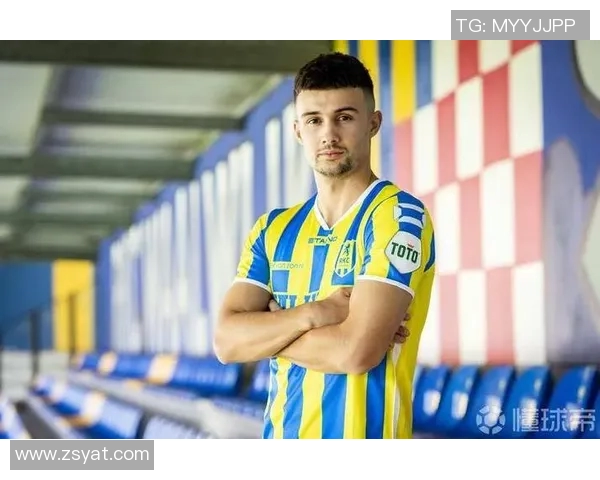 足球明星在豪华游艇上展现绝技激情踢球引发海上狂欢盛宴